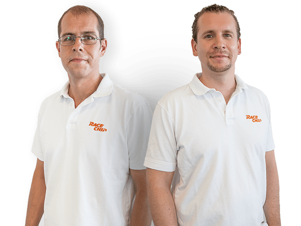Twee leden van het RaceChip supportteam staan naast elkaar en kijken vriendelijk in de camera.