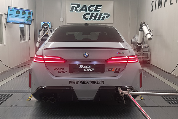 Een BMW M5 wordt geanalyseerd en gekalibreerd op een dyno.