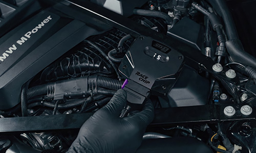 RaceChip-module professioneel geïnstalleerd in het motorcompartiment