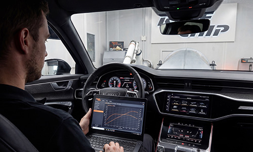 Een Audi RS6 wordt geanalyseerd en gekalibreerd op een dyno