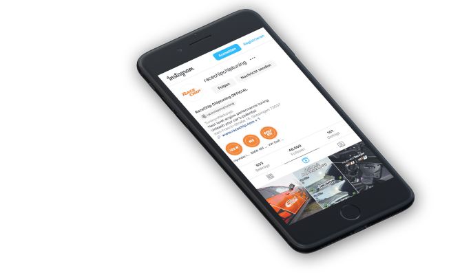 Smartphone met geopende Instagram-app waarop het officiële RaceChip-profiel wordt weergegeven.