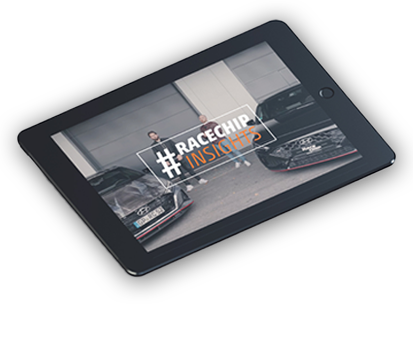 Tablet met een video uit de serie ‘RaceChip Insights’. Twee personen staan tussen twee getunede auto's.
