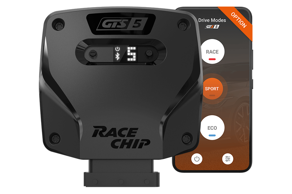 RaceChip GTS 5-besturingseenheid naast een smartphone met de optionele app, die de rijmodi RACE, SPORT en ECO toont.