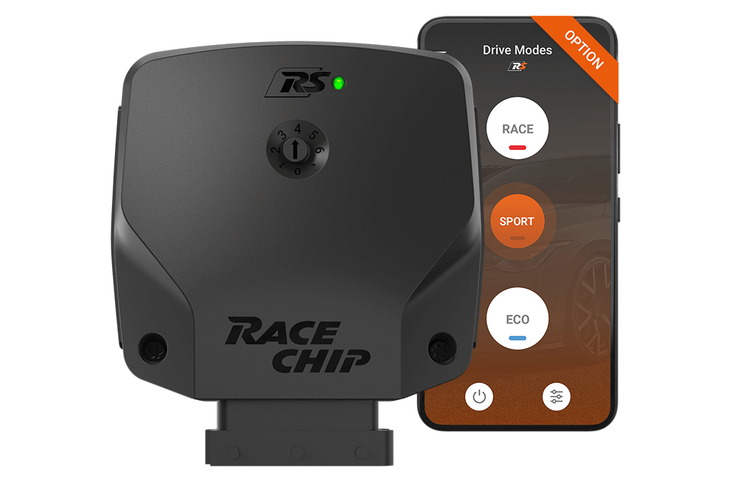 RaceChip RS-besturingseenheid met groen bedrijfslampje naast een smartphone met de optionele app, die de rijmodi RACE, SPORT en ECO toont.