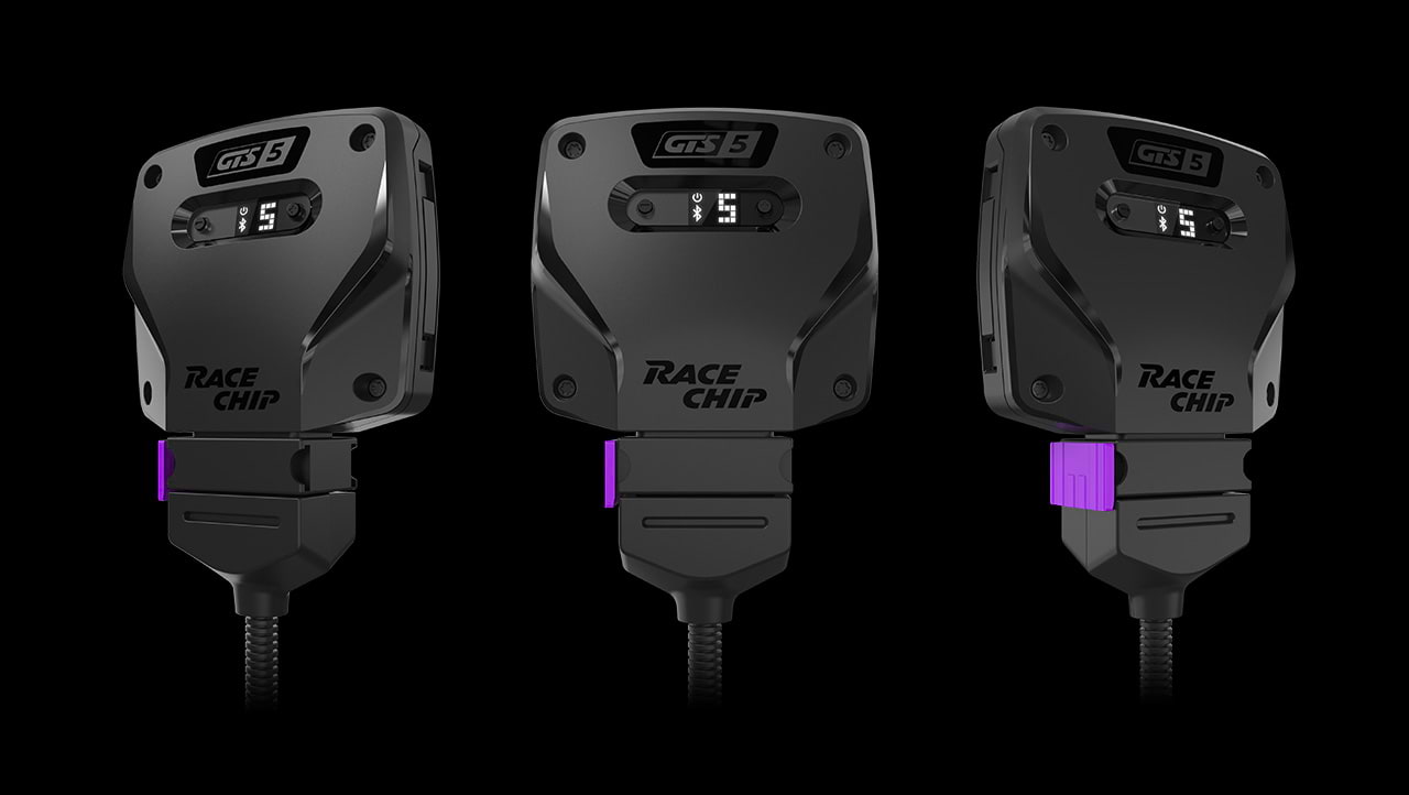 Drie RaceChip GTS regelunits naast elkaar, met LED-indicator en paarse veiligheidssluiting.