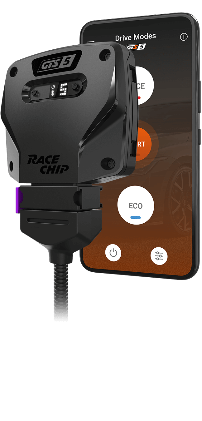 RaceChip GTS 5 regelunit in schuine aanzicht voor een smartphone met geopende app. RACE, SPORT en ECO rijmodi zijn zichtbaar, SPORT is geactiveerd.