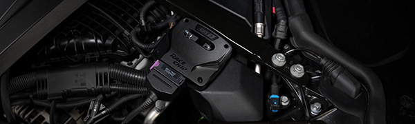 RaceChip GTS 5-besturingseenheid ingebouwd in een motorruimte, met aangesloten seriestekker.