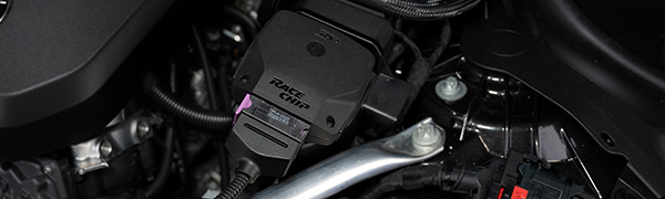 RaceChip RS-besturingseenheid ingebouwd in een motorruimte, met aangesloten seriestekker.