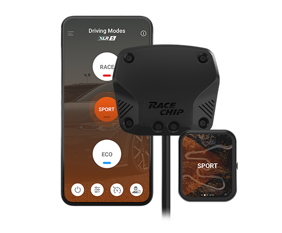 RaceChip XLR 5 besturingseenheid met smartphone en bedieningseenheid. De app toont de rijmodi RACE, SPORT en ECO, SPORT is actief. De besturingseenheid is grijs.