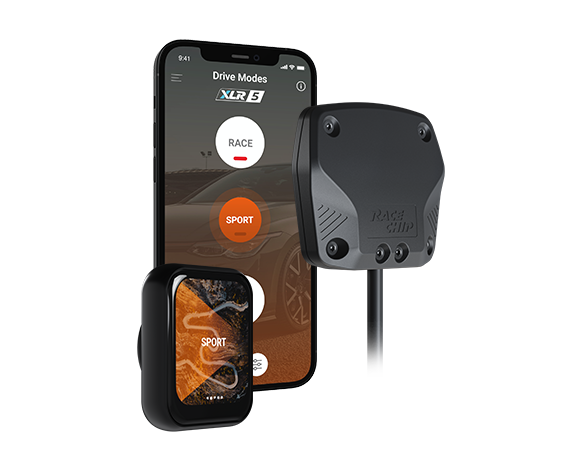 RaceChip XLR 5 besturingseenheid met smartphone en bedieningseenheid. De app toont de rijmodi RACE, SPORT en ECO, SPORT is actief.