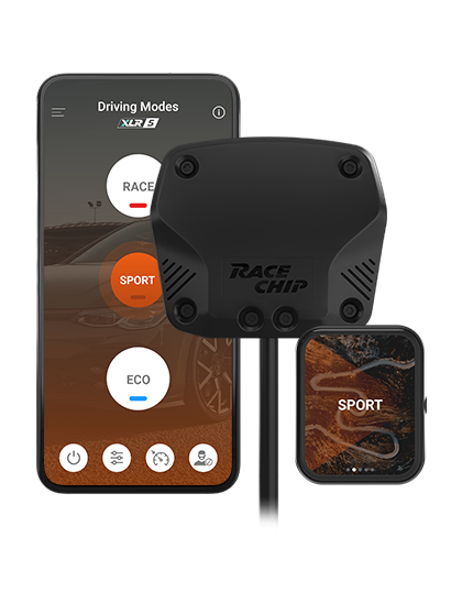 RaceChip XLR 5-besturingseenheid met smartphone-app en Smart Controller. De app toont de rijmodi RACE, SPORT en ECO, met SPORT actief; ook het display van de Smart Controller toont SPORT.